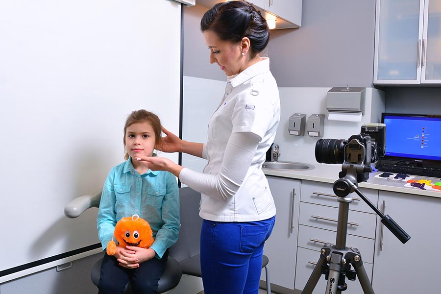 Praktyka Ortodontyczna Orthosmile, Wrocław: badanie diagnostyczne dziecka w gabinecie ortodontycznym, sesja fotograficzna zewnątrzustna – wykonywanie zdjęć twarzy