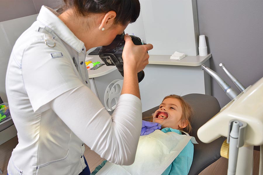 Praktyka Ortodontyczna Orthosmile, Wrocław: badanie diagnostyczne dziecka w gabinecie ortodontycznym, sesja fotograficzna wewnątrzustna – wykonywanie zdjęć zgryzu